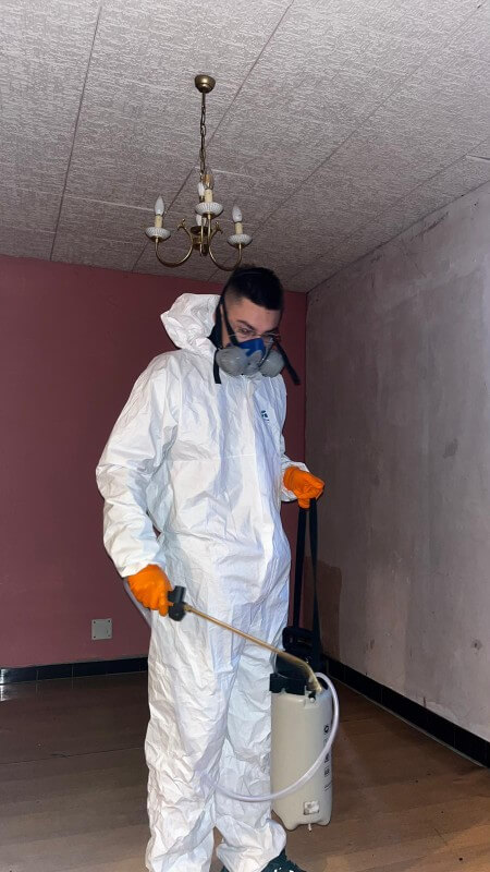 technicien Deratisenet entrain d'effectuer une désinsectisation